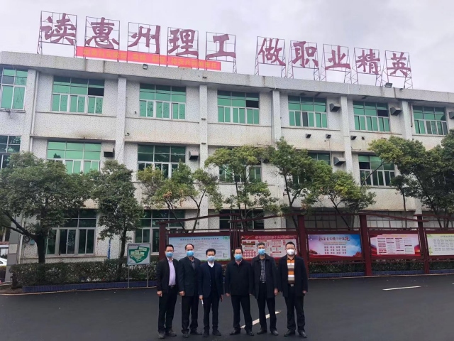 市教育局副局長(zhǎng)鄧凡用一行來(lái)我校檢查指導(dǎo)疫情防控工作